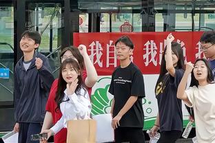 模子！于海、于汉超作为球员行业代表，受邀参加东方卫视跨年盛典